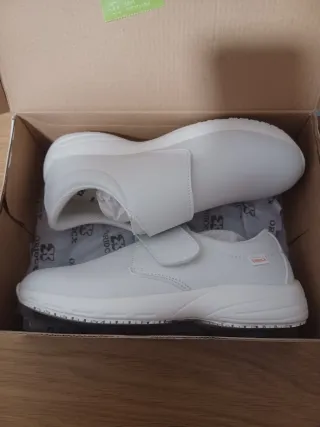Zapatos de trabajo Oriocx blancos.