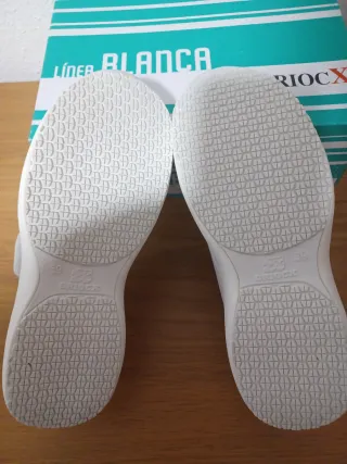 Zapatos de trabajo Oriocx blancos.