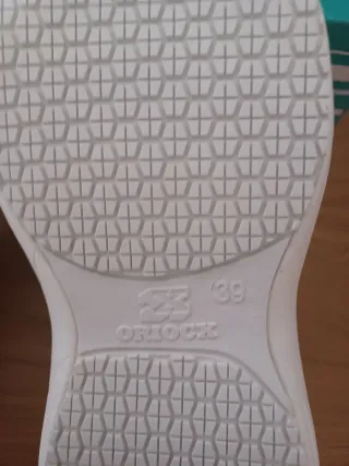 Zapatos de trabajo Oriocx blancos.