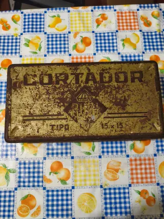 Caja metálica antigua Herramientas