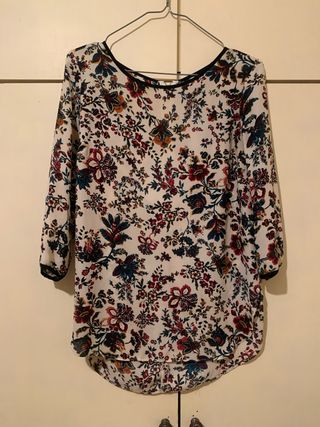 Blusa estampada floral manga 3/4 talla S