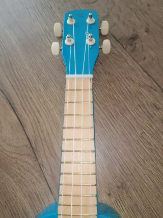 Guitarra de madera para niños