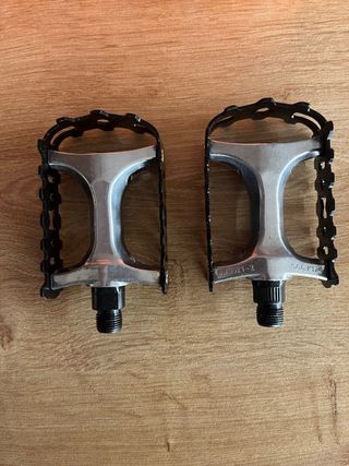 Pedales de bicicleta plateados y negros