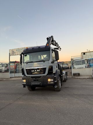 Camión Gancho Multilift y Grúa hiab 211