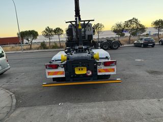 Camión Gancho Multilift y Grúa hiab 211