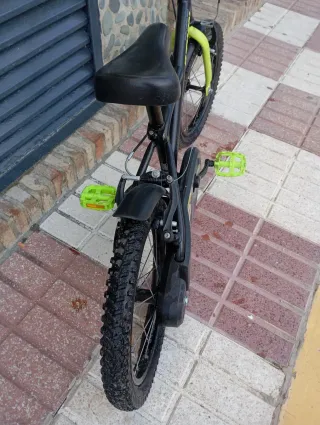 Bicicleta infantil BTWIN negra y verde
