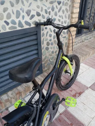 Bicicleta infantil BTWIN negra y verde