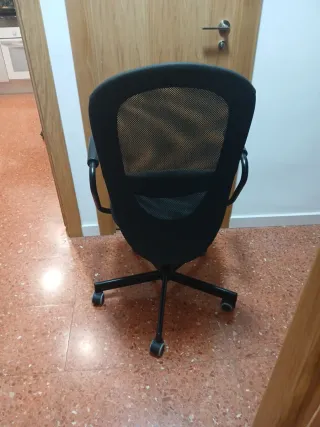 Silla de oficina negra con ruedas