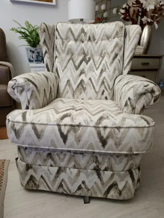 Sillón orejero giratorio tapizado tela