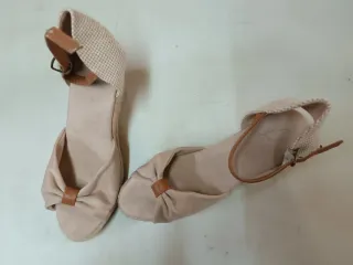 Lote de zapatillas rojas y ropa talla 52