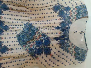 Lote de zapatillas rojas y ropa talla 52