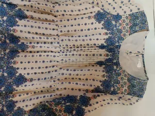 Lote de zapatillas rojas y ropa talla 52