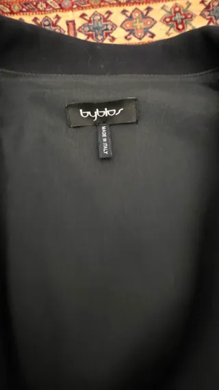 Cappottino nero con dettagli