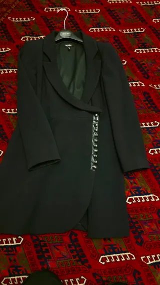 Cappottino nero con dettagli