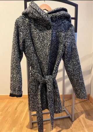 Abrigo con capucha gris y negro