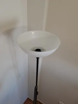 Lámpara de pie negra y blanca