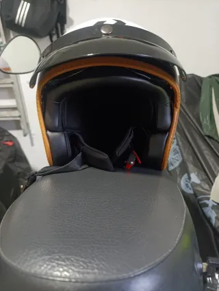 Casco Vintage Blanco con Visera y gafas de sol