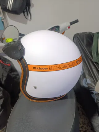 Casco Vintage Blanco con Visera y gafas de sol