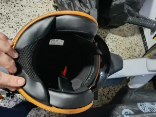 Casco Vintage Blanco con Visera y gafas de sol