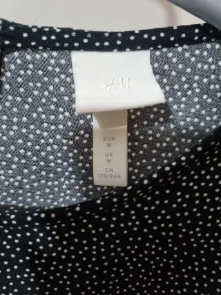 Vestido corto negro con puntitos blancos