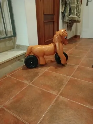 Correpasillos FEBER Caballo marrón anaranjado.