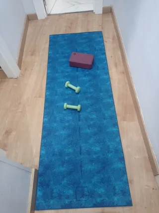 Esterilla de yoga azul con accesorios