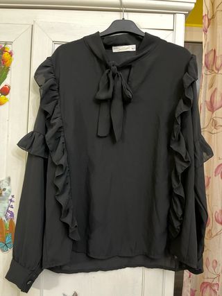 Blusa nera elegante con fiocchi e rouches