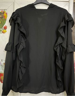 Blusa nera elegante con fiocchi e rouches