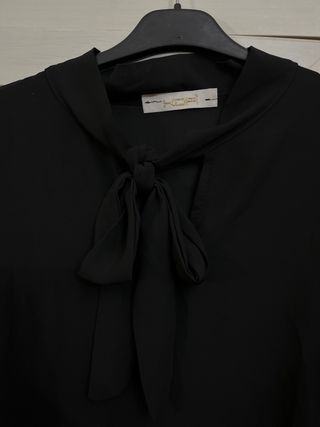 Blusa nera elegante con fiocchi e rouches