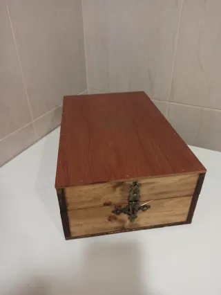 Caja de madera con cierre metálico