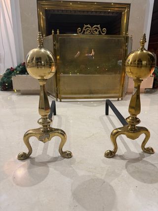 Pantalla y morillos de latón para chimenea