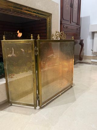 Pantalla y morillos de latón para chimenea