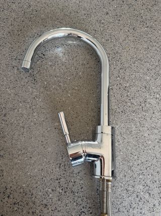 Grifo de fregadero de metal plateado