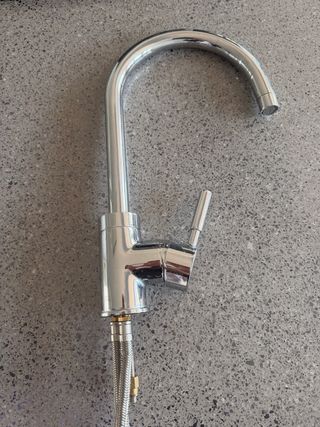 Grifo de fregadero de metal plateado
