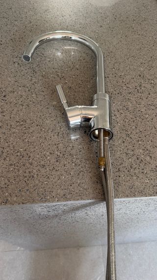 Grifo de fregadero de metal plateado