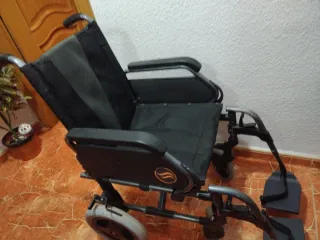 Silla de ruedas negra