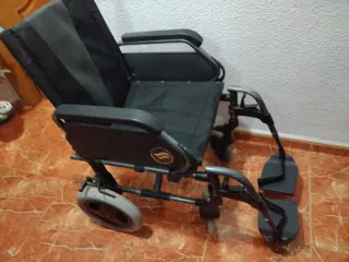 Silla de ruedas negra