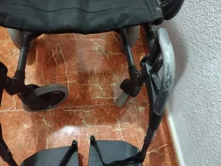 Silla de ruedas negra