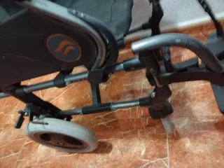 Silla de ruedas negra