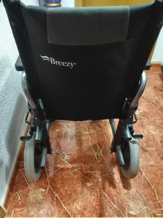 Silla de ruedas negra