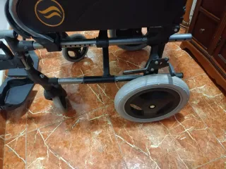 Silla de ruedas negra
