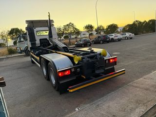 Camión Multilift Portacontenedores