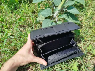 Pochette in pelle nera intrecciata