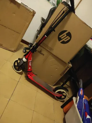 Patinete manual rojo