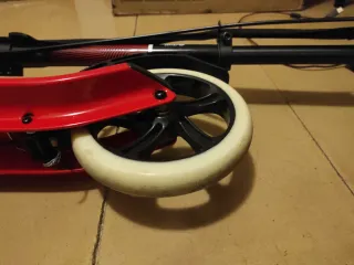 Patinete manual rojo