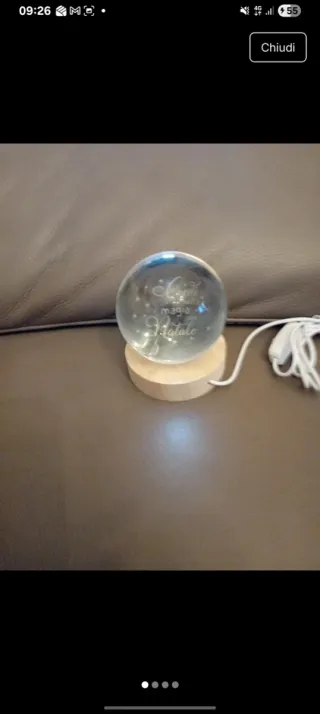 Luce LED sfera con base in legno