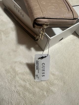 Monedero Guess Beige tirando a Rosa .