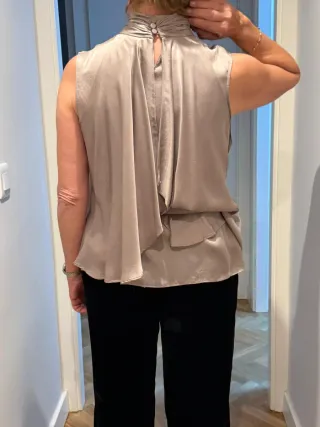 Blusa de seda sin mangas