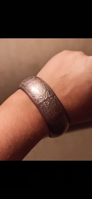 Pulsera rígida morada con detalles plateados