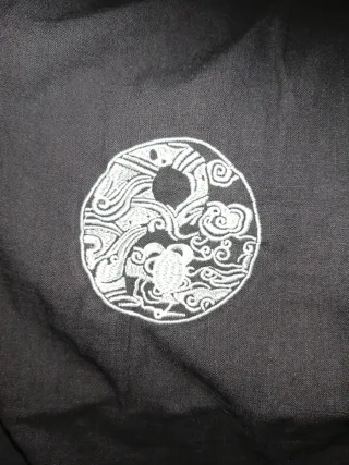 Camisa oriental negra bordada sin usar